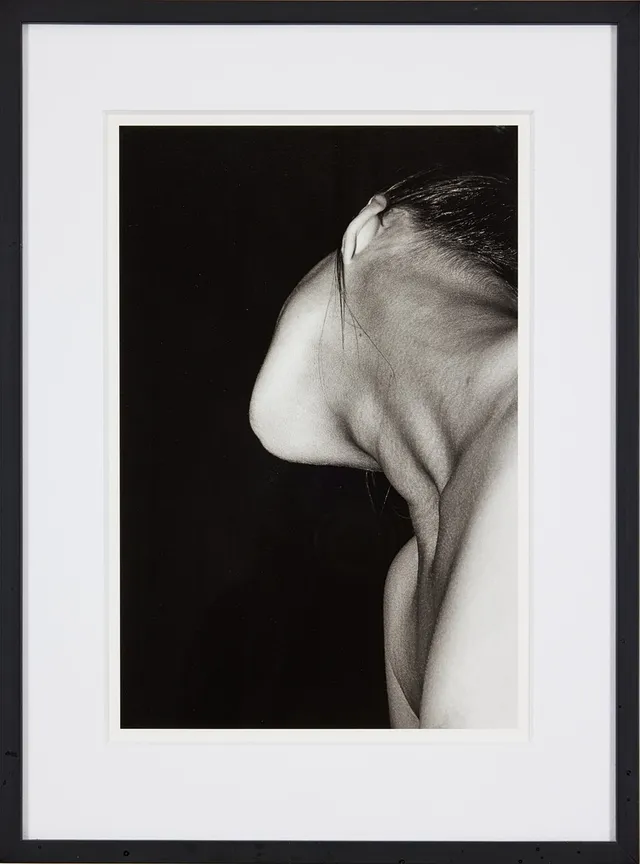 EVA KLASSON. "Bortvänt huvud", signerad a tergo, Paris 1975, kopierad 2009, silvergelatin print.