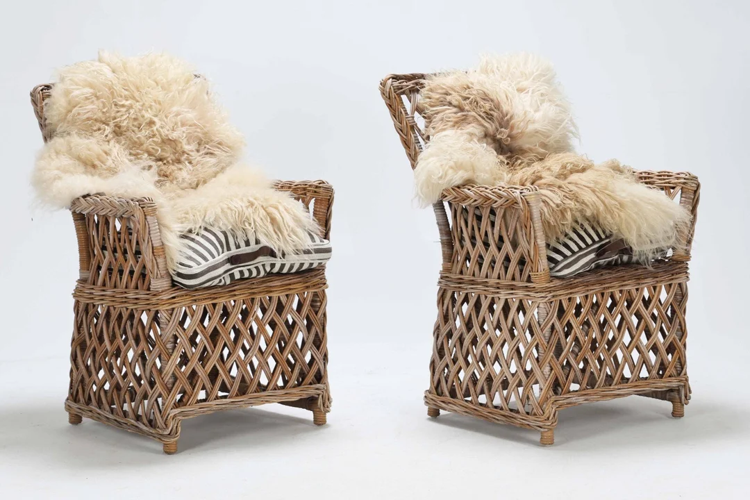 A pair of wicker chairs with high backs and armrests (2) — Furniture/Lounge chairs — Lauritz