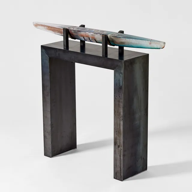 BERTIL VALLIEN. Skulptur, Kosta, i form av en båt på metallställning, sandgjuten med polykrom insmält dekor av figurer och objekt.