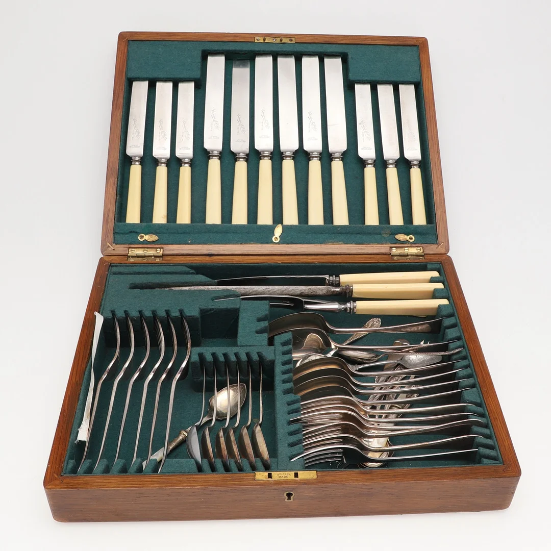 AN EARLY 20TH CENTURY OAK CANTEEN OF CHESTER & P. CO CUTLERY. — Silver plated — Lawrences Auctioneers