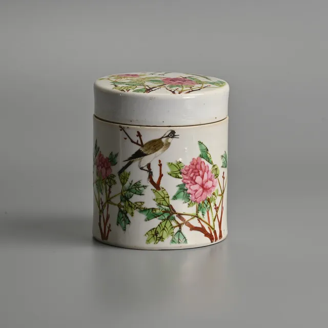 A CHINESE PORCELAIN FAMILLE ROSE CYLINDRICAL JAR AND COVER, MID-20TH CENTURY.