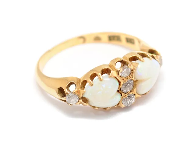 RING, 18 K vikt 4.0 g opal och diamanter skadade stl 17.25 mm