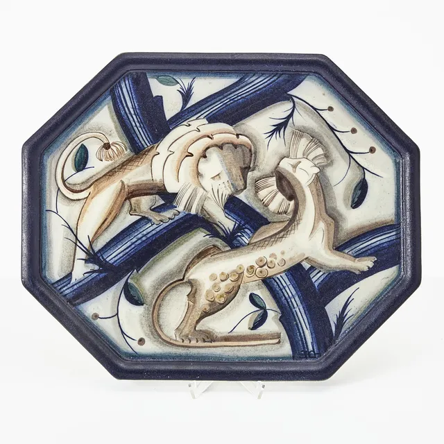 ILSE CLAESSON. Plateau, stengods, monogramsignerad, stiliserad dekor med lejon, Rörstrand.