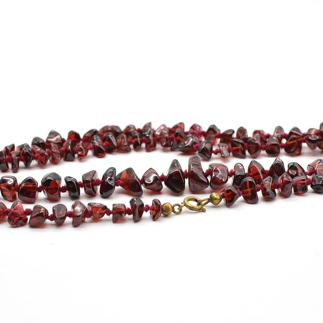 COLLIER MIT ROTEN GRANATEN, HANDGEKNÜPFT, VINTAGE, MIT VERSCHLUSS, CA. 67CM. — Necklace — Kunst- und Auktionshaus Kleinhenz