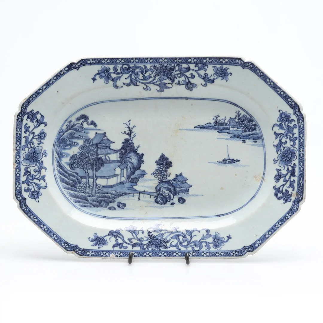 STEKFAT, porslin, Kina, Qianlong (1736-1795). — Ceramics & Porcelain — Crafoord Auktioner Malmö