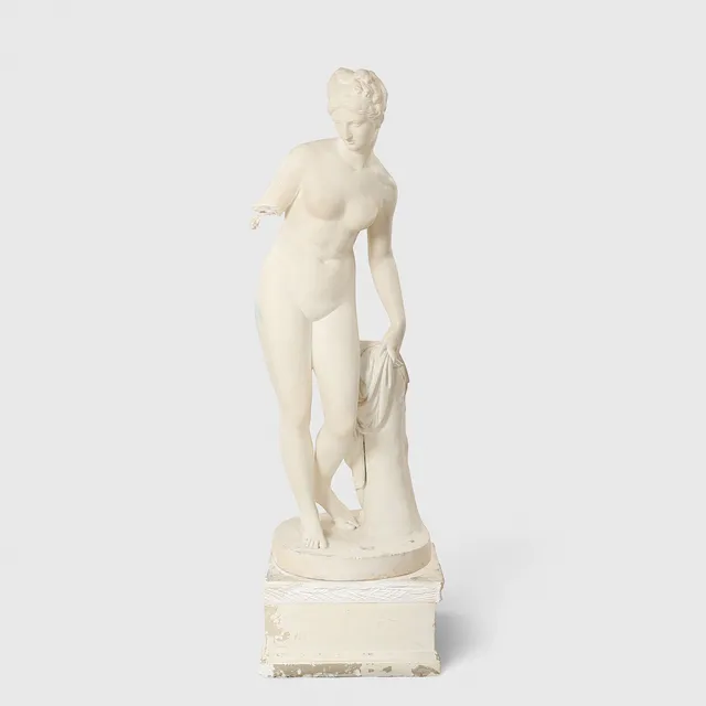 BERTEL THORVALDSEN (1770-1844). EFTER. Mandshøj gipsskulptur forestillende "Venus med æblet" på sokkel, oprindeligt formgivet i 1800-tallets begyndelse, nuværende eksemplar udført i det 20. århundrede.