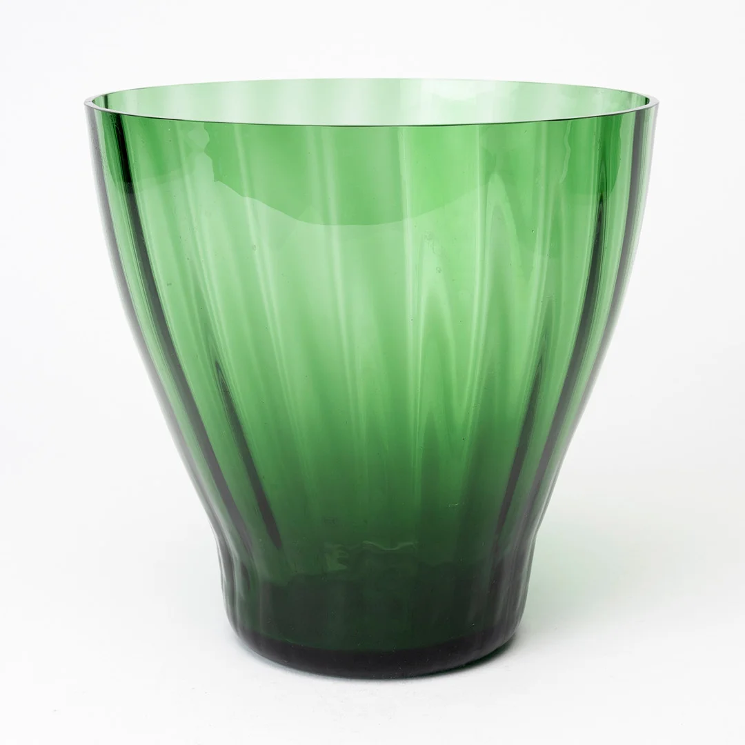 ANN WÅHLSTRÖM. Vas, gröntonat glas, "Iris", monogramsignerad AW, för Firma Svenskt Tenn, Reijmyre. — Utility glass — Auktionshuset Kolonn
