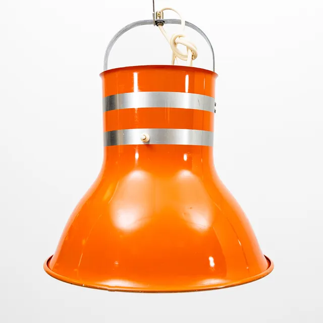PER SUNDSTEDT. Taklampa, "Hinken", typ 1541, orangelackerad plåt, Kosta Lampan, formgiven 1972.