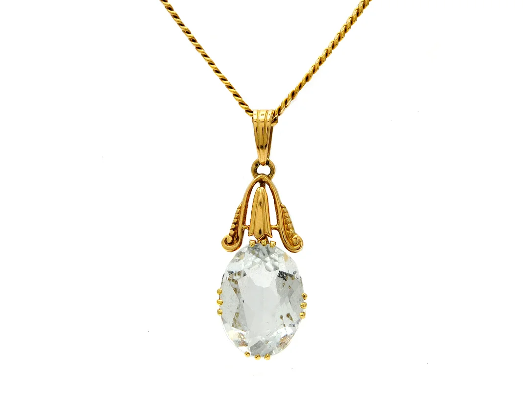 HÄNGE/KEDJA, 18K guld, ovalslipad akvamarin, ca 2,50 ct, längd 43 cm, vikt 5,5 g. — Smycken/Hänge med kedja — Kaplans