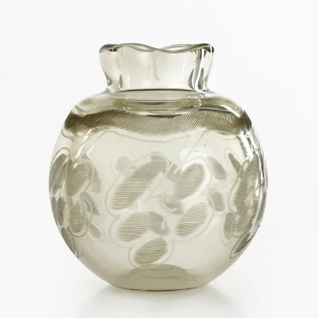GERDA STRÖMBERG (SVERIGE, 1879–1960). Vas, gultonat glas, slipad dekor, Eda Glasbruk, 1930. Signerad "Eda -30". Sannolikt formgiven för Stockholmsutställningen, 1930.