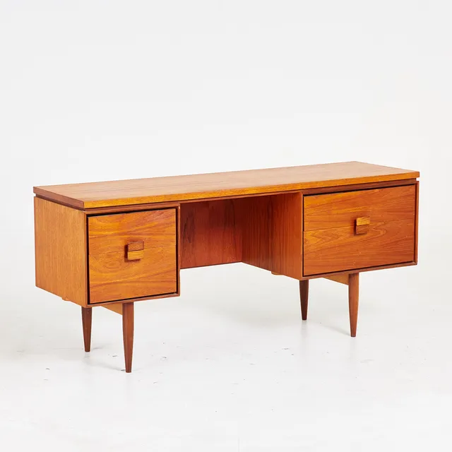 IB KOFOD-LARSEN. Skrivbord, teak, sidorna med utdragslådor, invändigt märkt, Danmark, 1960-tal.