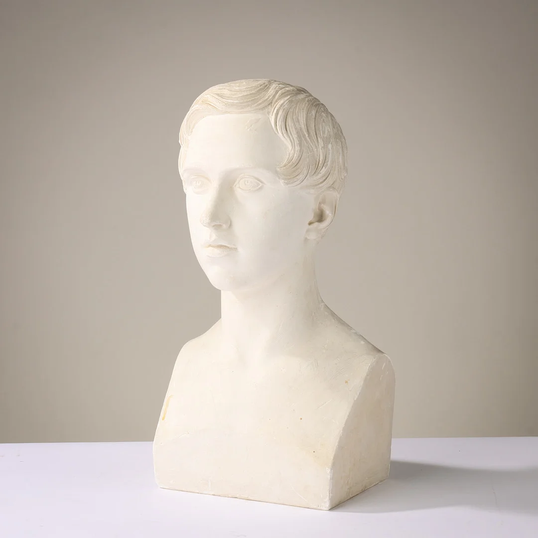 BERTEL THORVALDSEN (1770-1844). Gipsbuste portrætterende den britiske politiker og kunstsamler Henry Thomas Hope, messingplakette fra Thorvaldsens Museum, Danmark. — Sculptures & Bronzes — Palsgaard Kunstauktioner