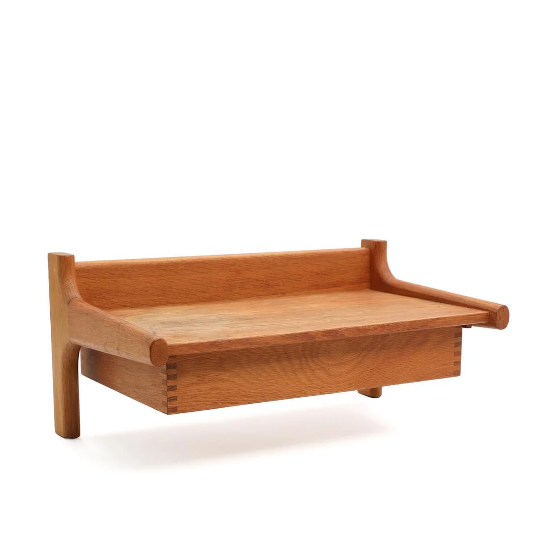 An oak wall mounted bedside table, front with drawer. Drawer corners with visible joints. Manufactured by Kaagaards Møbelfabrik. H. 22. W. 48. D. 28 cm. — Modern Furniture — Bruun Rasmussen