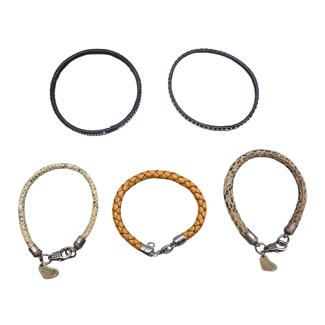 5-TEILIGES ARMBAND-SET MIT METALLVERSCHLÜSSEN.
