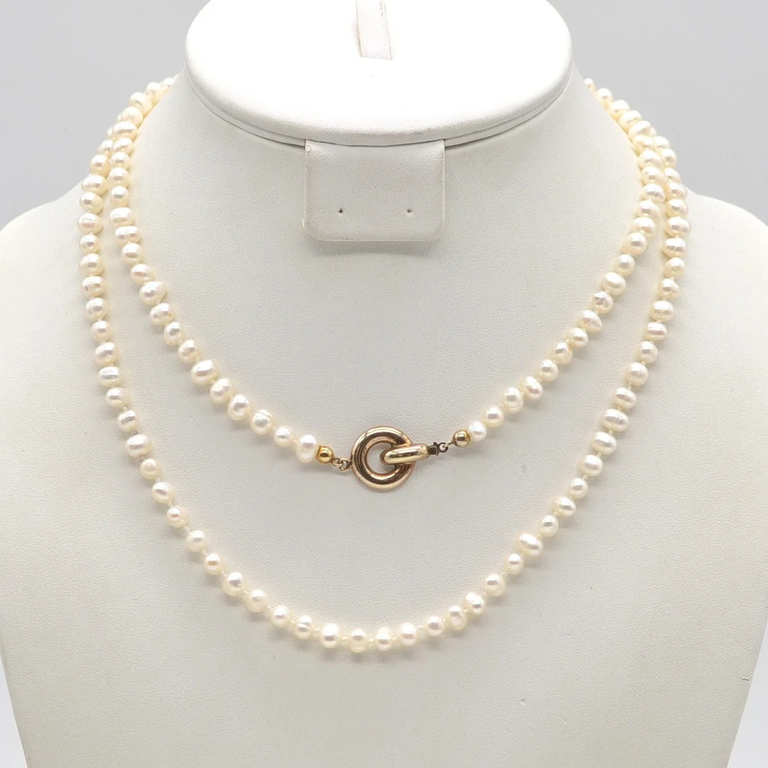 PERLENCOLLIER, WEISSE ZUCHTPERLEN, LEICHT ENTRUNDET, EINZELN GEKNÜPFT, VERGOLDETES VERSCHLUSS AUS STERLINGSILBER, 20. JAHRHUNDERT. — Necklace — Kunst- und Auktionshaus Kleinhenz