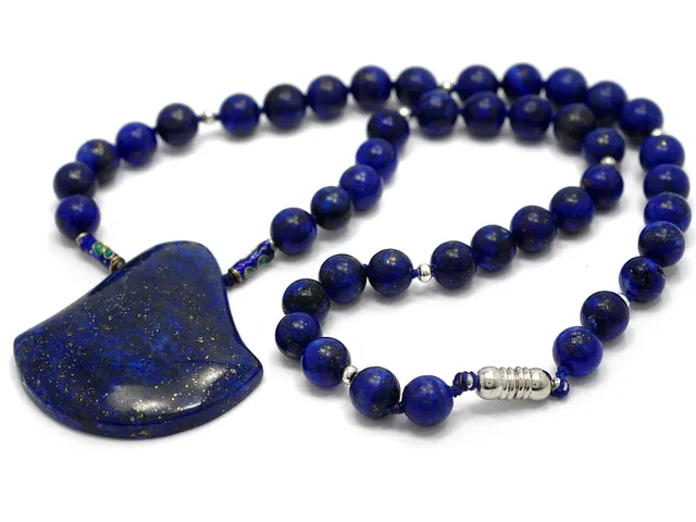 COLLIER, lapis lazuli, kulor ca 8 mm, längd 42 cm, vikt 61,3 g, lås i vitmetall (magnet).