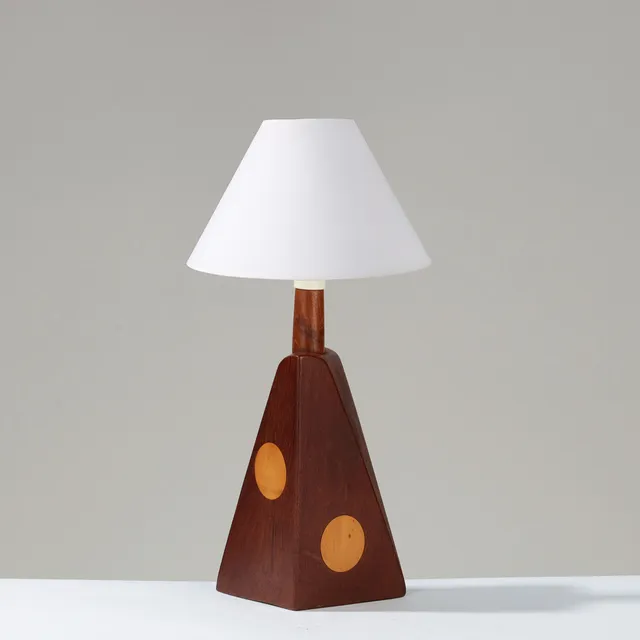 DANSK DESIGN. Skulpturel femkantet bordlampe af teak med cirkulære dekorationer af lyst træ, 1950-1960'erne.