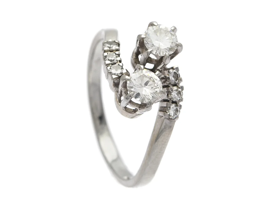 SYSKONRING, 18K vitguld, 2 briljantslipade diamanter ca 0,45 ctv, ca W(H)/ SI-P, 6 åttkantslipade diamanter ca 0,06 ctv, stl 17,25 mm, vikt 2,8 g, diamant hack på rondist, skada på rondist och paviljong, bristning i lödning mellan diamanter, — Smycken/Ring — Kaplans