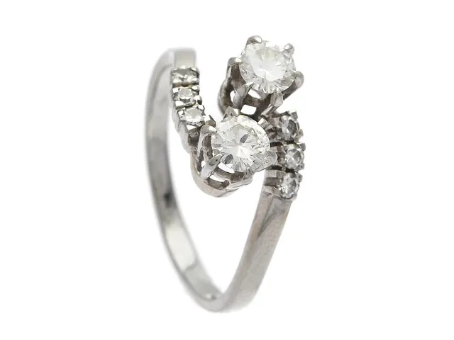 SYSKONRING, 18K vitguld, 2 briljantslipade diamanter ca 0,45 ctv, ca W(H)/ SI-P, 6 åttkantslipade diamanter ca 0,06 ctv, stl 17,25 mm, vikt 2,8 g, diamant hack på rondist, skada på rondist och paviljong, bristning i lödning mellan diamanter,