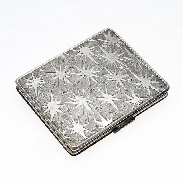 Art Déco powder compact in silver, circa 1930.