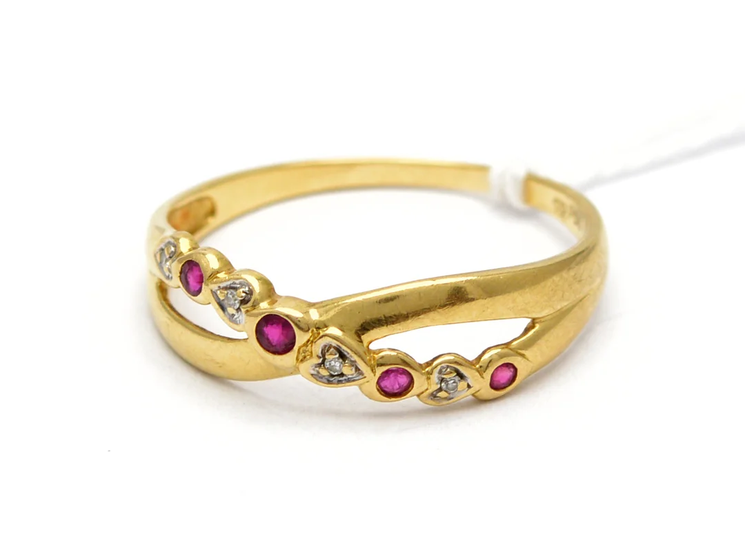Ring 18K med röda stenar och diamanter 4xca0,005ct Ø18¾ 2g — Smycken/Ring — Kaplans