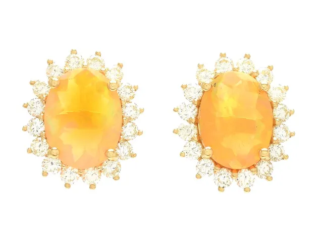 ÖRHÄNGEN, 18K guld, opaler ca 2,0 ctv, 32 briljantslipade diamanter ca 0,69 ctv, ca TCa-Ca/VS-P, höjd 13 mm, vikt 3,1 g, stift.