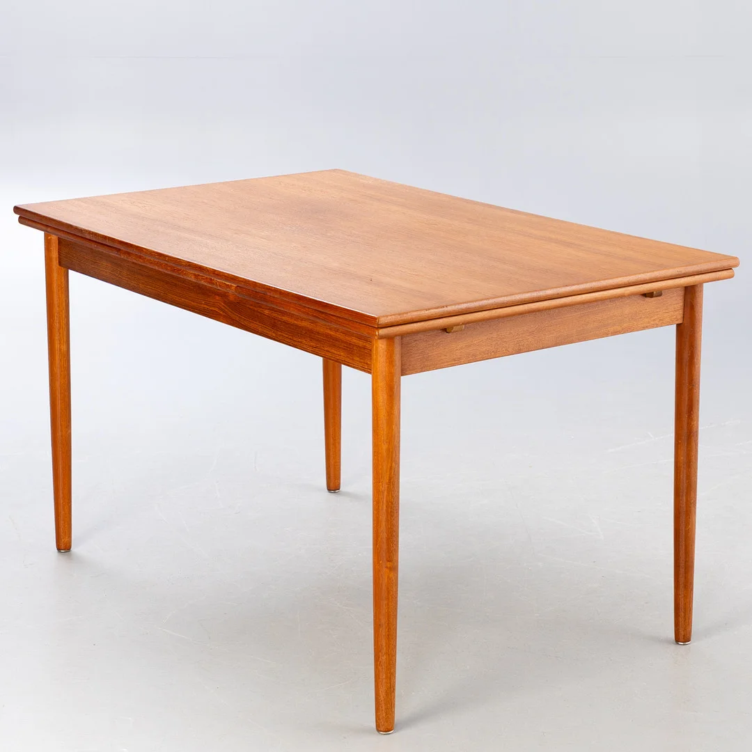 AM Møbler, Esstisch in Teak, ausziehbar, Dänemark. — Dining tables — Stockholms Auktionsverk Hamburg