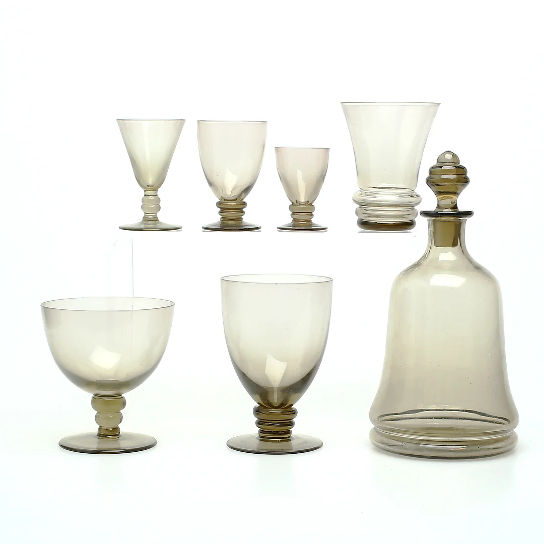 SERVISDELAR, 39 delar, rökfärgad glasmassa, 1920/30-tal. — Tableware — Auktionshuset Kolonn