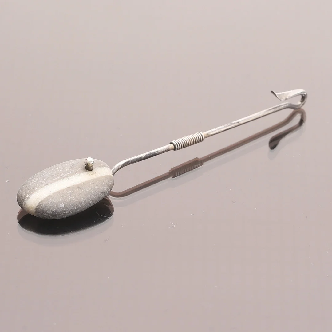 VIVIANNA TORUN BÜLOW-HÜBE. Hänge med natursten, sterlingsilver, egen verkstad, Frankrike 1950-tal. — Brooches & Pendants — RA Auktionsverket Norrköping