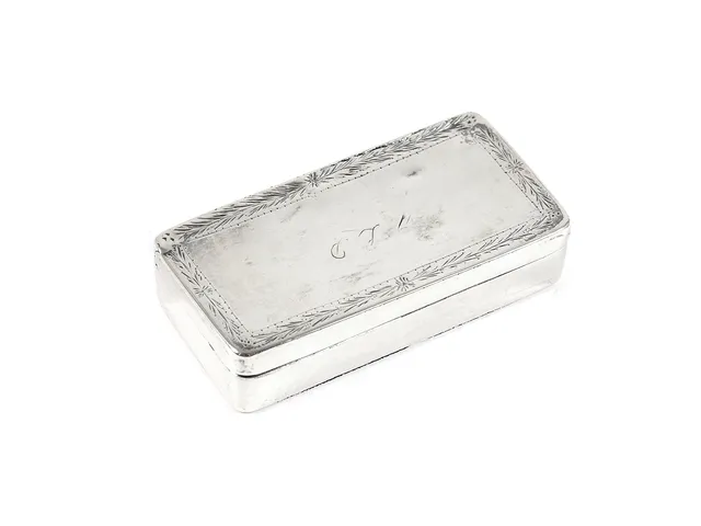 SNUSDOSA, silver, Johan Petter Hjulström, Västerås 1859 ca 7,7x4x1,5 cm, vikt 50,1 g, gravyr, små bucklor, mindre skada på locket.
