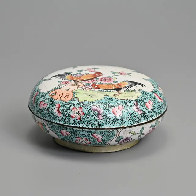 A CHINESE CANTON ENAMEL BOX AND COVER, 18/19TH CENTURY.