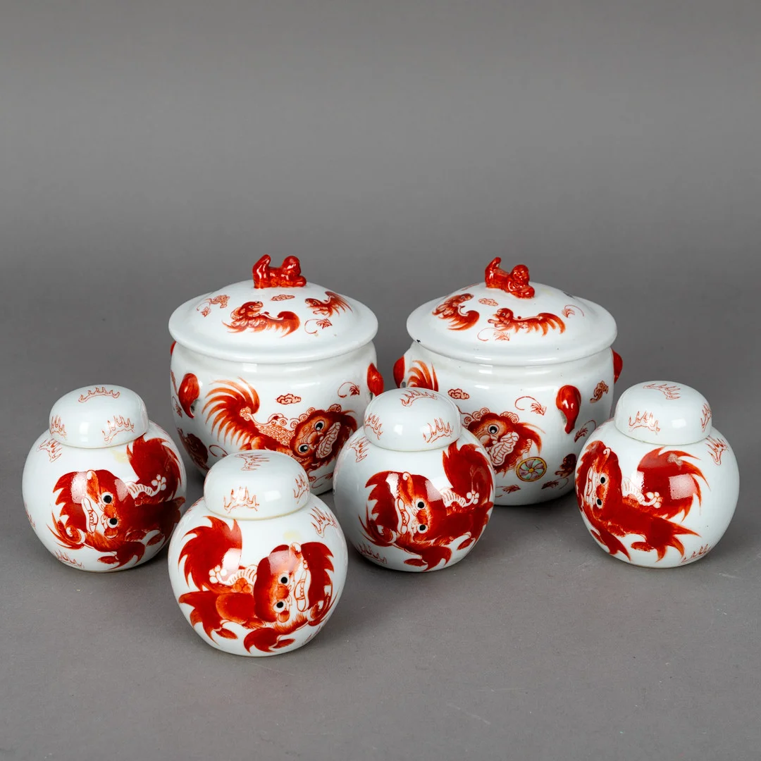 Chinesische Deckeldosen, 2 Hälfte 20.Jh. (6). — Asiatica — Stockholms Auktionsverk Hamburg