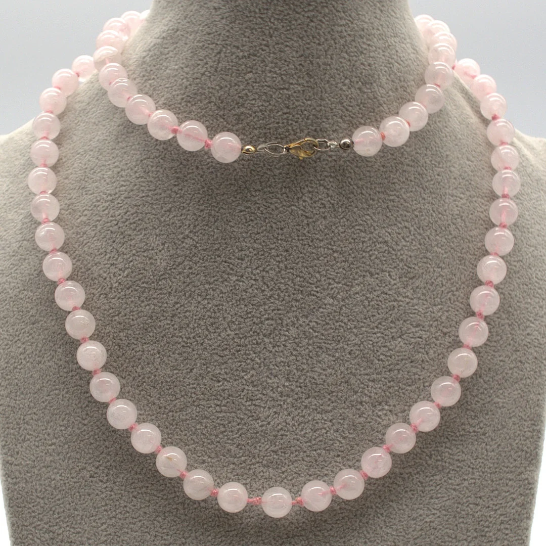 PERLENCOLLIER AUS ROSENQUARZ, , POLIERTE PERLEN, KARABINER VERSCHLUSS, 20. JAHRHUNDERT, CA. 77 CM. — Necklace — Kunst- und Auktionshaus Kleinhenz