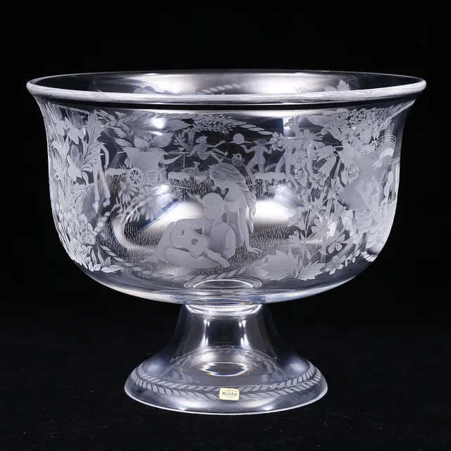 LISA BAUER. Skål på fot, glas, Årsskål till Evert Taubes minne, Kosta, nr 27/175.