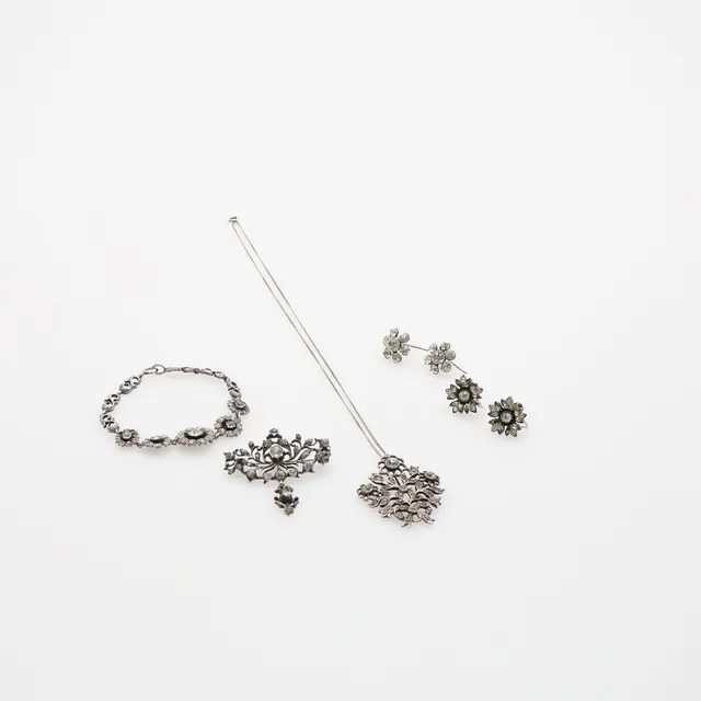 Samling pastesmycken, silver och metall.