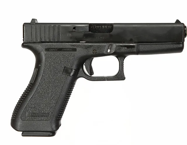 PISTOL, Halvautomatisk, fabrikat Glock, modell 17, kaliber 9x19, tillv.nr GL697.