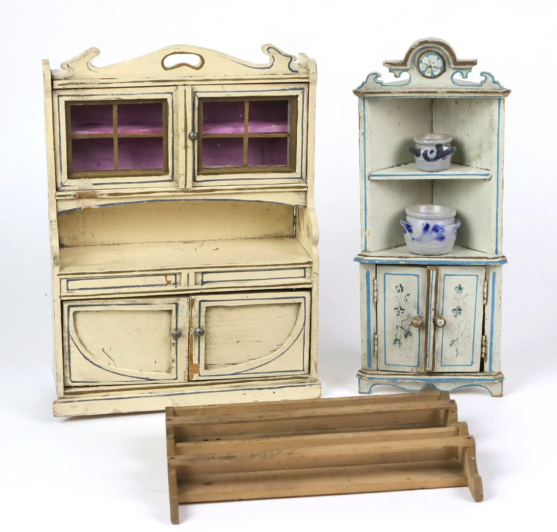 2 JUGENDSTIL PUPPENSCHRÄNKE U.A. UM 1900. — Toys — Auktionshaus Bossard