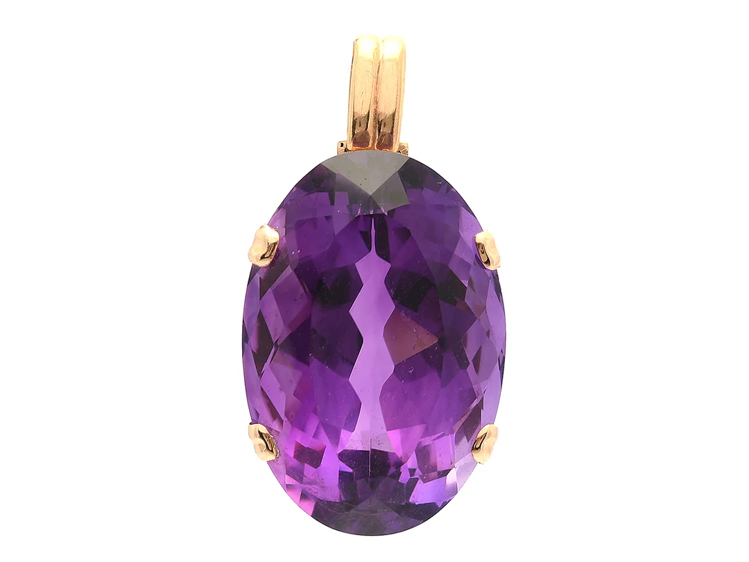 HÄNGE, 14K guld, ovalslipad ametist ca 61,0 ct, höjd 41 mm, vikt 20,6 g. — Smycken/Hänge — Kaplans