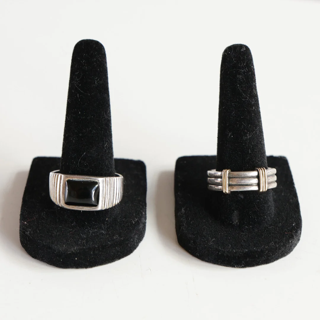 To herreringe af sterlingsølv, stemplet, '925' (2). — Rings — Woxholt Auktioner