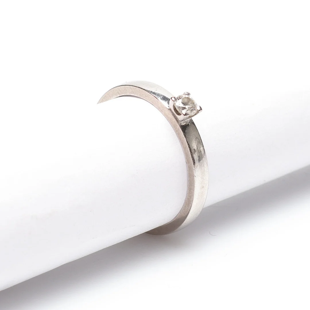 RING, 18K, Vitguld, med vit sten, vikt cirka 3,2 gram. — Rings — Gomér & Andersson Linköping