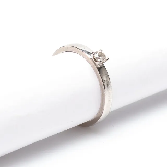 RING, 18K, Vitguld, med vit sten, vikt cirka 3,2 gram.
