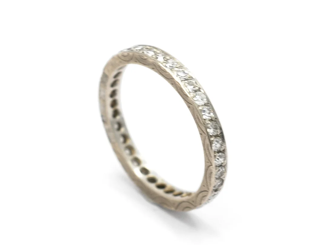 HELALLIANSRING, 18K vitguld, 32 åttkantslipade diamanter ca 0,64 ctv, ca TW/VS, stl 17 mm, vikt 2,6 g, Kaplans, Stockholm 1978. — Smycken/Alliansring — Kaplans