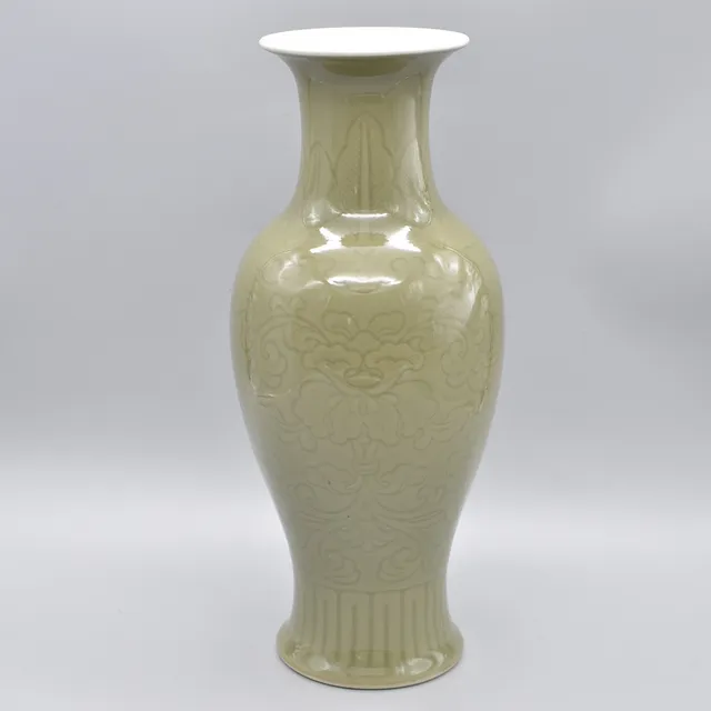 CHINESISCHE CELADON VASE, FLORALES RELIEFDEKOR, HÖHE. CA. 30CM.