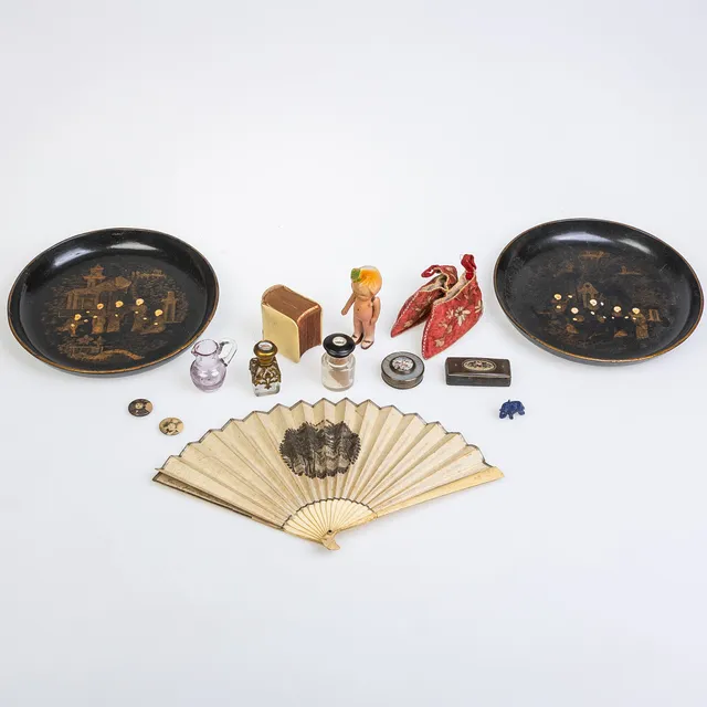 TWO ORIENTAL LAQUER DISHES AND A GALLIMAUFRY OF COLLECTABLE ITEMS.