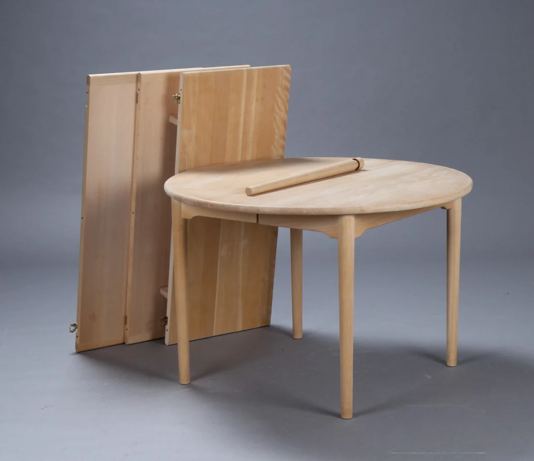 Andreas Hansen. Spisebord af massiv bøg med tre tillægsplader. (4) — Furniture/Chairs — Lauritz
