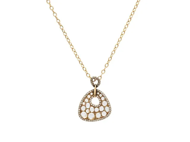 HÄNGE MED KEDJA, 14K guld, vita topaser, 73 briljantslipade diamanter ca 0,35 ctv, ca TW-W/VS-SI, längd ca 46 cm, vikt 5,3 g.