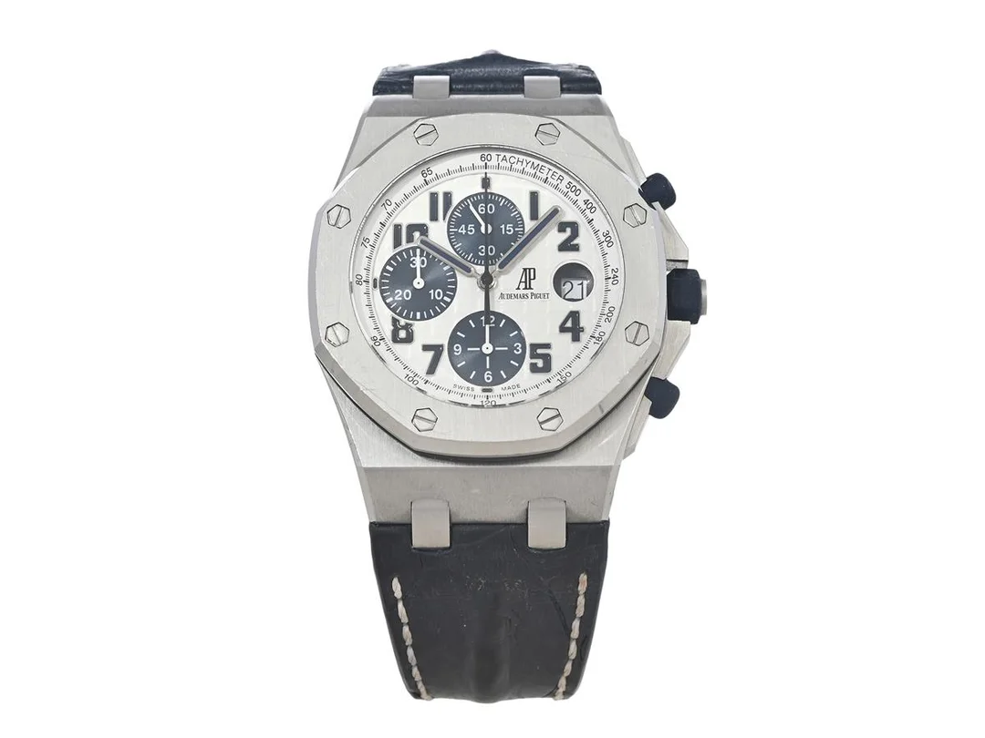 AUDEMARS PIGUET, Royal Oak, Offshore, "Navy", "Tachymeter", Cal 3126/3840, Serie nr. 887375, Ref nr. 26170ST.OO.D305CR.01, Boett nr. I10396-18242, kronograf, herrur, 42 mm, stål, automatisk, safirglas, datum, integrerat läderband, viklås, cert, juni 2014, box, ytterkartong. — Klockor/Audemars Piguet — Kaplans