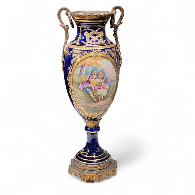 Estilo Sèvres. Jarrón en porcelana con medallón con escena galante. Siglo XX.
