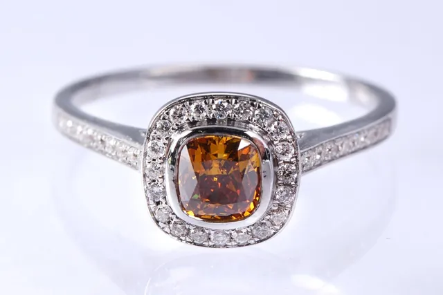 Natural Fancy Deep Brownish Yellowish Orange diamantring af 18 kt. hvidguld. GIA certifikat