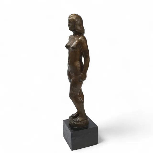 HELGE HÖGBOM. Skulptur, brons, naken kvinna på träsockel , signerad.